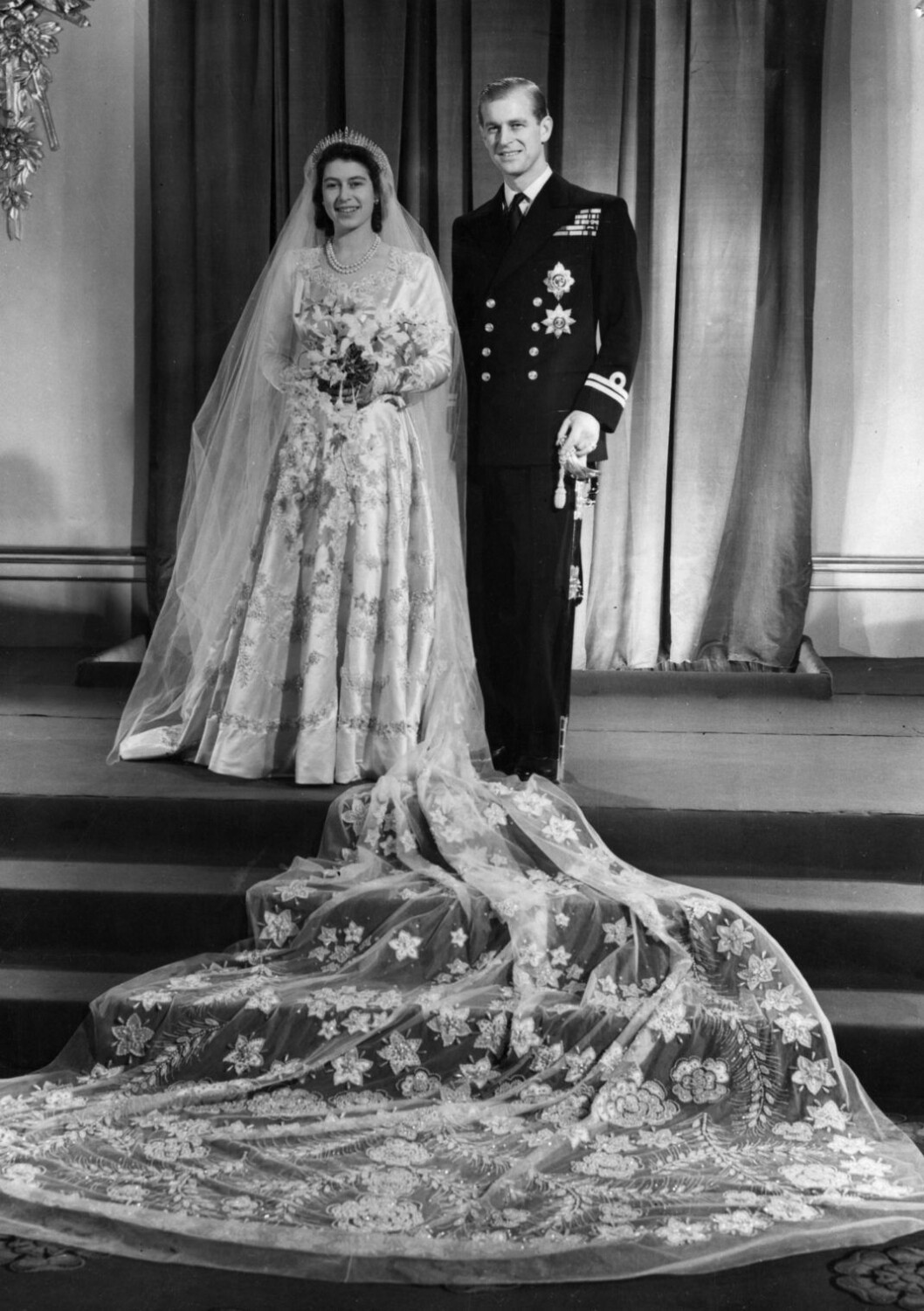 På morgonen före vigseln var det drama på Buckingham Palace. Elizabeths bruddiadem gick sönder och hovjuveleraren fick poliseskort för att hinna laga det. Brudklänningen hade 4 meter släp och var broderad med 10 000 pärlor och kristaller.