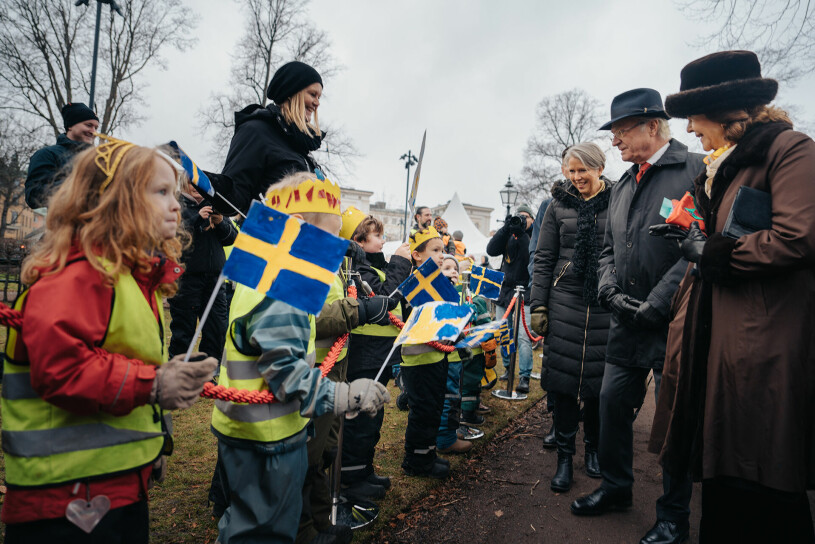 Hög stämning när det här lilla gänget firade kungen. Barnen firade kungaparet på jubileumsbesök i Jönköping 2023