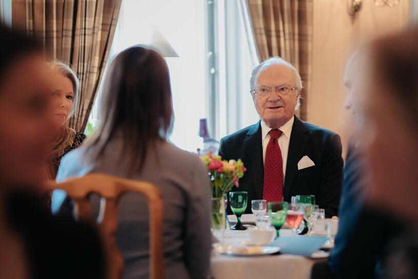 Landshövdingens lunch blev ett äkta småländskt tabberas med vildsvinsisterband, lingon och potäter! Kungen vid lunchen i residenset under sitt jubileumsbesök i Jönköping 2023
