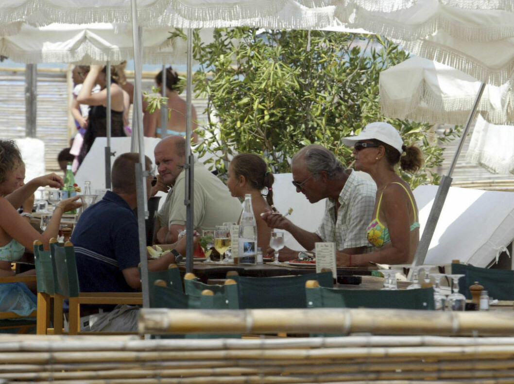 Kungen och drottningen tar ibland båten till Saint Tropez, där de avnjuter en härlig lunch.