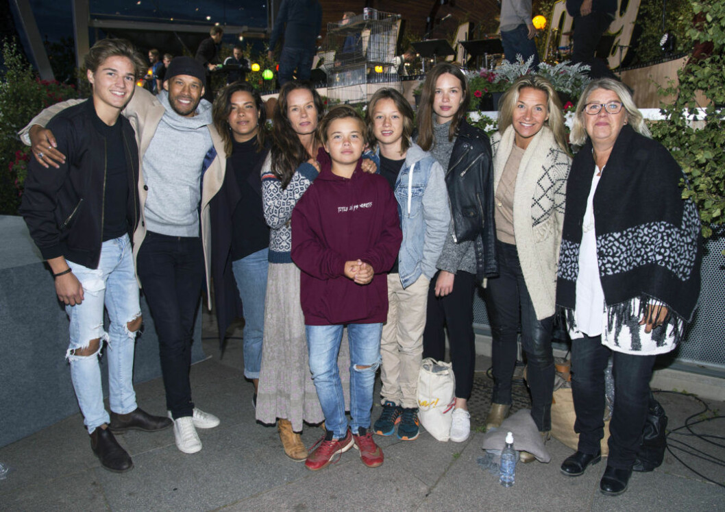 Barbros älskade familj. Malin Berghagen med barnen Isak Nilsson, Linn Nilsson, Christopher Taylor och Love Taylor, Kristin Kaspersen med barnen Leon och Filip samt Monica Svensson.