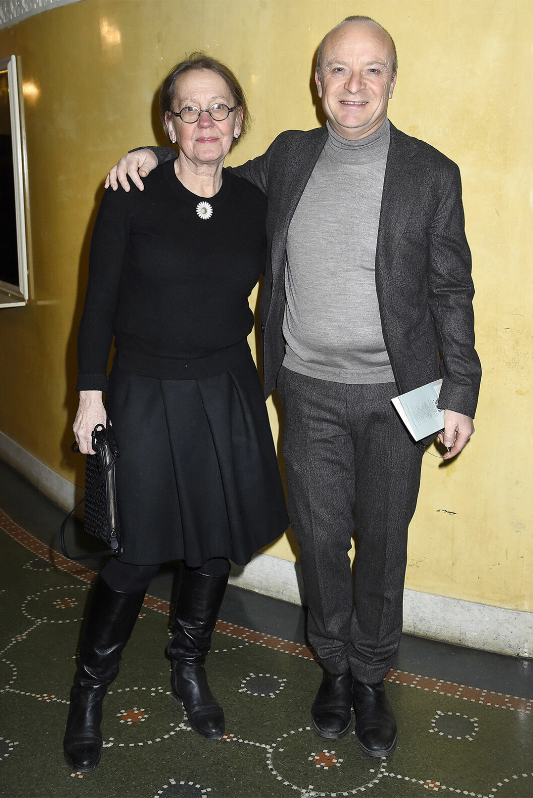 Micael Bindefeld välkomnar prinsessan Christina och Tord Magnuson.<p></p><p></p><p> <img class="size-medium wp-image-193470" src="https://files.svenskdam.se/uploads/2018/02/33.377_301880_5FE8CA6AB6-700x1047.jpg" alt width="700" height="1047" srcset="https://files.svenskdam.se/uploads/2018/02/33.377_301880_5FE8CA6AB6-700x1047.jpg 700w, https://files.svenskdam.se/uploads/2018/02/33.377_301880_5FE8CA6AB6-200x299.jpg 200w, https://files.svenskdam.se/uploads/2018/02/33.377_301880_5FE8CA6AB6.jpg 1070w" sizes="(max-width: 700px) 100vw, 700px"> Populära programledaren, och författaren, Malou von Sivers.</p><p></p><p></p><p> <img class="size-medium wp-image-193471" src="https://files.svenskdam.se/uploads/2018/02/33.377_301891_5FE8CAD698-700x1047.jpg" alt width="700" height="1047" srcset="https://files.svenskdam.se/uploads/2018/02/33.377_301891_5FE8CAD698-700x1047.jpg 700w, https://files.svenskdam.se/uploads/2018/02/33.377_301891_5FE8CAD698-200x299.jpg 200w, https://files.svenskdam.se/uploads/2018/02/33.377_301891_5FE8CAD698.jpg 1070w" sizes="(max-width: 700px) 100vw, 700px"> Anna Asp sällskapade med Jonas Gardell.</p><p></p><p></p><p> <img class="size-medium wp-image-193469" src="https://files.svenskdam.se/uploads/2018/02/33.377_301858_15858323BF-700x1047.jpg" alt width="700" height="1047" srcset="https://files.svenskdam.se/uploads/2018/02/33.377_301858_15858323BF-700x1047.jpg 700w, https://files.svenskdam.se/uploads/2018/02/33.377_301858_15858323BF-200x299.jpg 200w, https://files.svenskdam.se/uploads/2018/02/33.377_301858_15858323BF.jpg 1070w" sizes="(max-width: 700px) 100vw, 700px"> Prinsessan Christina i glatt samspråk med Raoul Wallenbergs halv syster Nina Lagergren.</p><p></p><p></p><p> <img class="size-medium wp-image-193472" src="https://files.svenskdam.se/uploads/2018/02/33.377_301894_5FE8CA9E15-700x1047.jpg" alt width="700" height="1047" srcset="https://files.svenskdam.se/uploads/2018/02/33.377_301894_5FE8CA9E15-700x1047.jpg 700w, https://files.svenskdam.se/uploads/2018/02/33.377_301894_5FE8CA9E15-200x299.jpg 200w, https://files.svenskdam.se/uploads/2018/02/33.377_301894_5FE8CA9E15.jpg 1070w" sizes="(max-width: 700px) 100vw, 700px"> Alltid lika stiliga Eva Swartz Grimaldi!<br><img class="size-medium wp-image-193473" src="https://files.svenskdam.se/uploads/2018/02/33.377_301897_5FE8CA1544-700x1047.jpg" alt width="700" height="1047" srcset="https://files.svenskdam.se/uploads/2018/02/33.377_301897_5FE8CA1544-700x1047.jpg 700w, https://files.svenskdam.se/uploads/2018/02/33.377_301897_5FE8CA1544-200x299.jpg 200w, https://files.svenskdam.se/uploads/2018/02/33.377_301897_5FE8CA1544.jpg 1070w" sizes="(max-width: 700px) 100vw, 700px">Makarna Michael och Lena Treschow Torell på plats.</p><p></p><p></p><p> <img class="size-medium wp-image-193474" src="https://files.svenskdam.se/uploads/2018/02/33.377_301903_5FE8CA3426-700x1047.jpg" alt width="700" height="1047" srcset="https://files.svenskdam.se/uploads/2018/02/33.377_301903_5FE8CA3426-700x1047.jpg 700w, https://files.svenskdam.se/uploads/2018/02/33.377_301903_5FE8CA3426-200x299.jpg 200w, https://files.svenskdam.se/uploads/2018/02/33.377_301903_5FE8CA3426.jpg 1070w" sizes="(max-width: 700px) 100vw, 700px"> Annie Lööf var på plats.</p><p></p><p></p><p> <img class="size-medium wp-image-193476" src="https://files.svenskdam.se/uploads/2018/02/33.377_301914_5FE8CA4144-700x1047.jpg" alt width="700" height="1047" srcset="https://files.svenskdam.se/uploads/2018/02/33.377_301914_5FE8CA4144-700x1047.jpg 700w, https://files.svenskdam.se/uploads/2018/02/33.377_301914_5FE8CA4144-200x299.jpg 200w, https://files.svenskdam.se/uploads/2018/02/33.377_301914_5FE8CA4144.jpg 1070w" sizes="(max-width: 700px) 100vw, 700px"> Helene Hellmark Knutsson, minister för högre utbildning och forskning.</p><p></p><p></p><p> <img class="size-medium wp-image-193477" src="https://files.svenskdam.se/uploads/2018/02/33.377_301916_5FE8CA74DC-700x1047.jpg" alt width="700" height="1047" srcset="https://files.svenskdam.se/uploads/2018/02/33.377_301916_5FE8CA74DC-700x1047.jpg 700w, https://files.svenskdam.se/uploads/2018/02/33.377_301916_5FE8CA74DC-200x299.jpg 200w, https://files.svenskdam.se/uploads/2018/02/33.377_301916_5FE8CA74DC.jpg 1070w" sizes="(max-width: 700px) 100vw, 700px"> Förra årets stipendiat, tonsättaren Jacob Mühlrad, med Cilla Benkö.<img class="size-medium wp-image-193479" src="https://files.svenskdam.se/uploads/2018/02/33.377_301922_5FE8CA3A24-700x1047.jpg" alt width="700" height="1047" srcset="https://files.svenskdam.se/uploads/2018/02/33.377_301922_5FE8CA3A24-700x1047.jpg 700w, https://files.svenskdam.se/uploads/2018/02/33.377_301922_5FE8CA3A24-200x299.jpg 200w, https://files.svenskdam.se/uploads/2018/02/33.377_301922_5FE8CA3A24.jpg 1070w" sizes="(max-width: 700px) 100vw, 700px"> Arkitekten Thomas Sandell och designern Anna Holtblad.</p>
