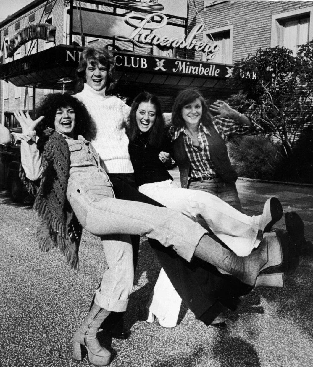 Agneta har träffat massor av intressanta människor.1974 stod hon på Lorensborgsteaterns scen i Göteborg, med bland andra Lars Berghagen.