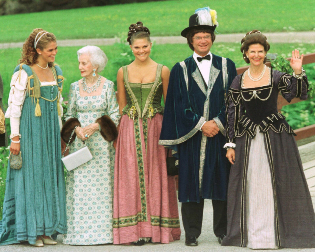 Vink vink! Hela kungafamiljen på stora festen på Gripsholms slott i Mariefred för att fira kung Carl Gustafs och drottning Silvias silverbröllop år 2001.