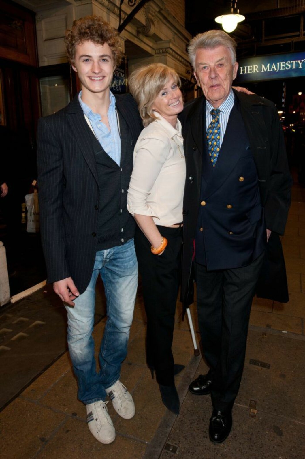 Felix Taube tillsammans med föräldrarna Mikaela Rydén och Sven-Bertil Taube vid premiären av “Phantom of the opera” 2012. Bild: IBL Bildbyrå Felix Taube tillsammans med föräldrarna Mikaela Rydén och Sven-Bertil Taube vid premiären av
