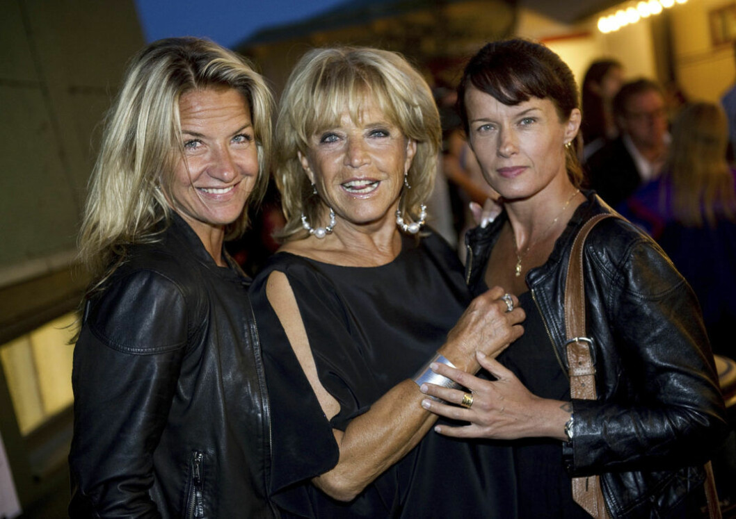 Tillsammans med döttrarna Kristin Kaspersen och Malin Berghagen. De tre står varandra oerhört nära.