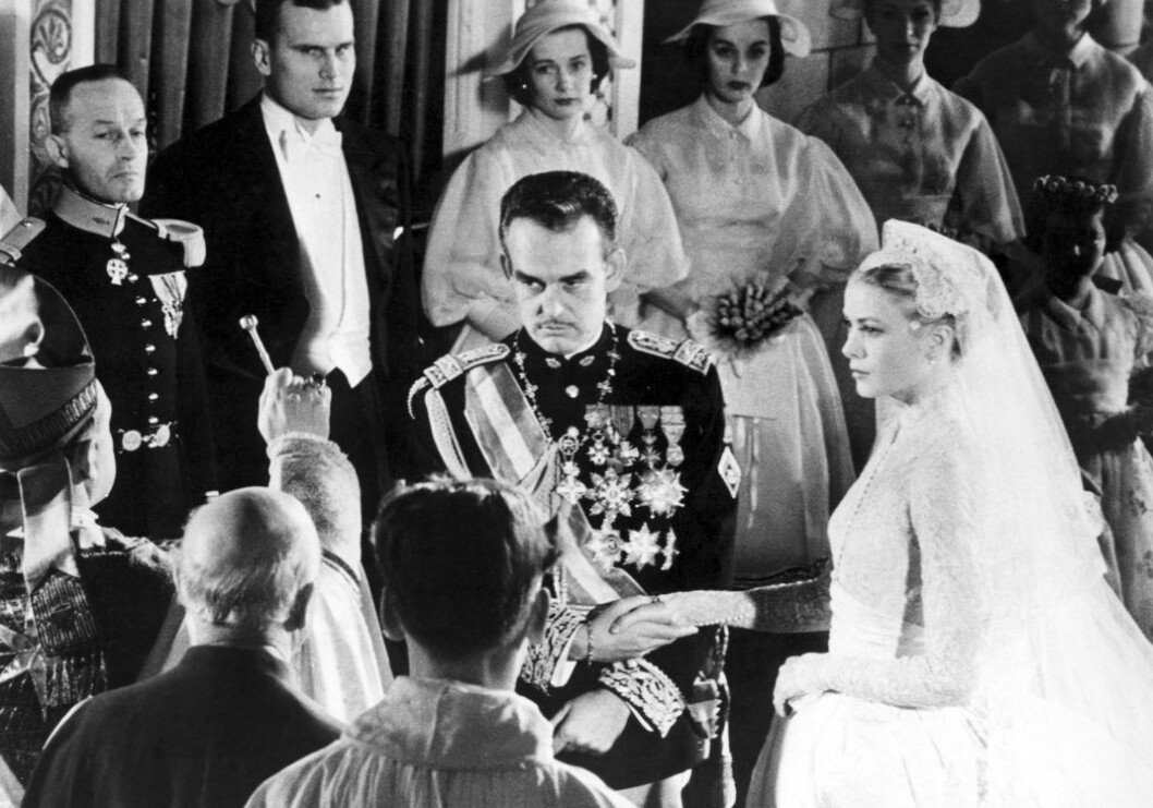 Alla trodde att förbannelsen äntligen var över för gott när furst Rainier hade hittat kärleken i filmstjärnan Grace Kelly.