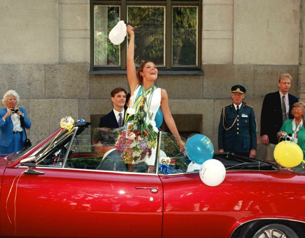 Tjohooo! Den 5 juni 1996 tog kronprinsessan Victoria studenten från Enskilda Gymnasiet med 16 femmor och ett snittbetyg på 4.8. Och hem till slottet åkte hon i pappa kungens röda amerikanare. Kronprinsessan Victoria tar studenten.