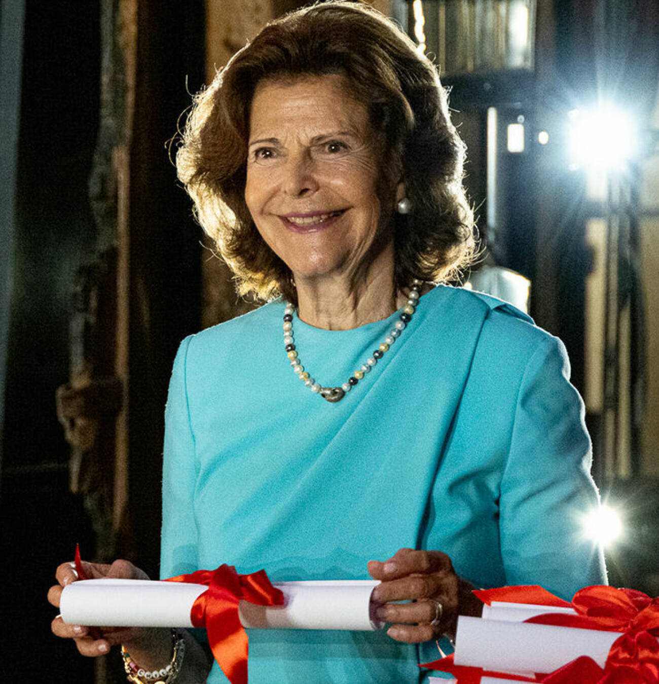 Drottning Silvia på Drottningholms slottsteater när Silviahemmet delade ut sina broscher och diplom