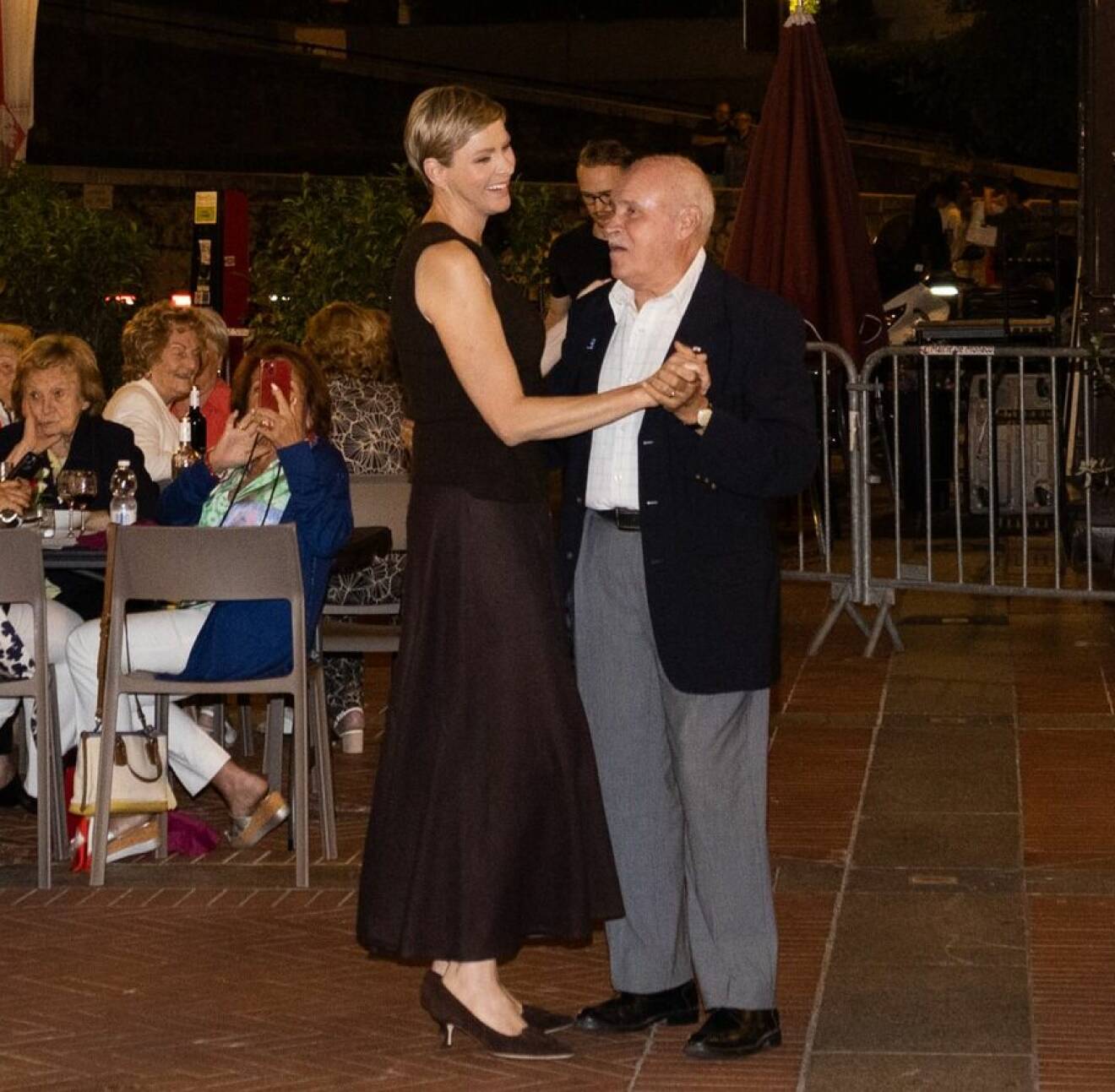 Charlene dansar med en av Monacos seniorer under den årliga festen