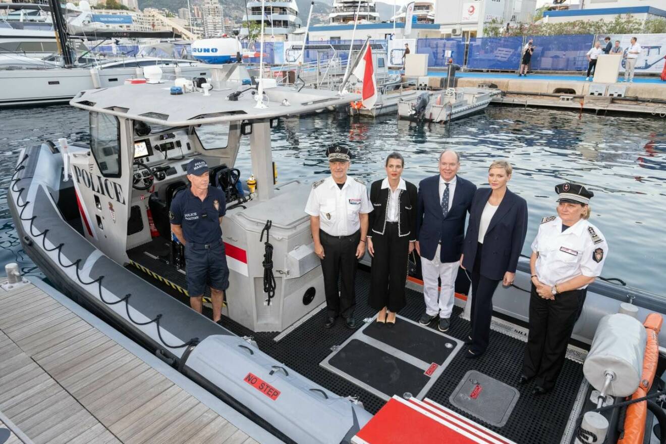 Furst Albert, furstinnan Charlene och Charlotte Casiraghi ombord på nya polisbåten i Monaco