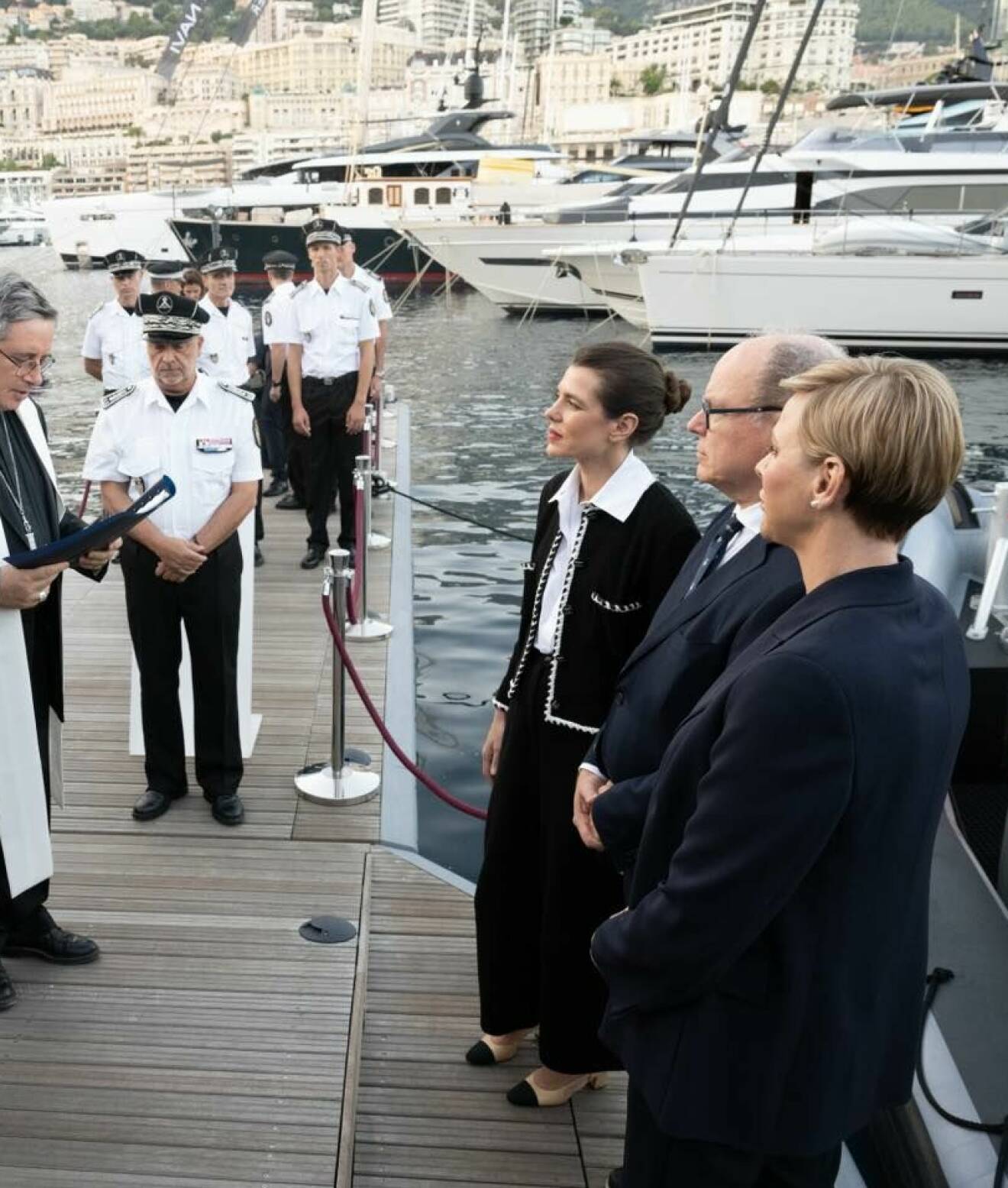 Furst Albert, furstinnan Charlene och Charlotte Casiraghi i Monacos hamn Port Hercule
