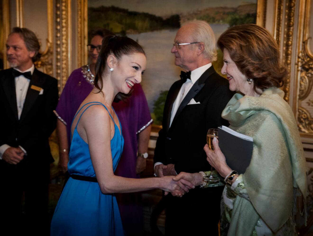 Drottning Silvia på Kungliga Operan med premiärdansaren Luiza Lópes