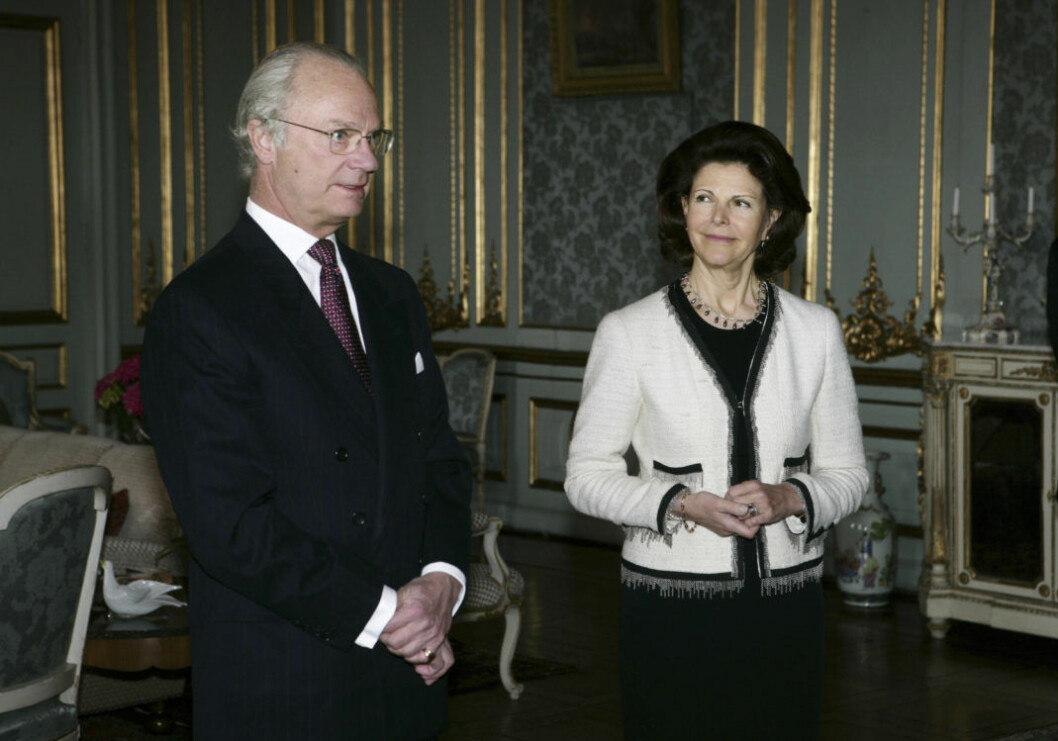 Silvia 2006.<br>Drottning Silvia bar den vackra Chanelkavajen vid en ceremoni på Stockholms slott i mars 2006, där kungen mottog en hedersutmärkelse för sitt engagemang för människors miljö. Silvia matchade den benvita jackan stilrent med svart.