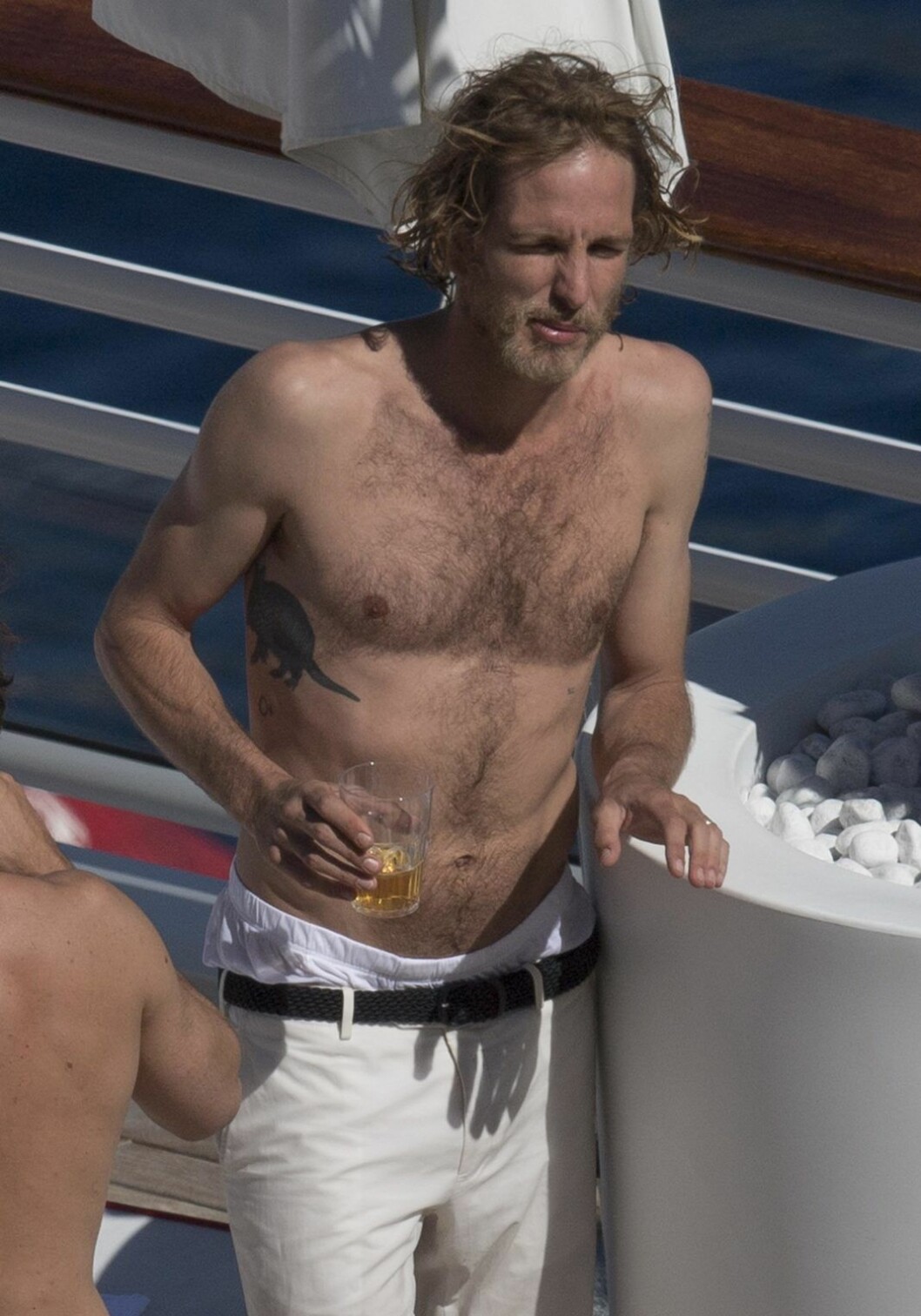 Han gillar verkligen att festa, Andrea Casiraghi. Trots att han numera är tvåbarnsfar såg han ut så här för några veckor sedan. Och lite senare hoppade han i böljan med kläderna på.
