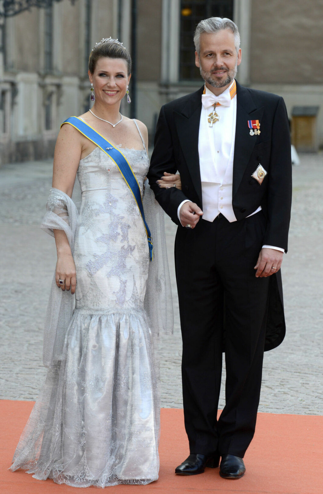 Märtha och Ari vid Carl Philips och Sofias bröllop. Drygt ett år senare gick de ut med skilsmässobeskedet.