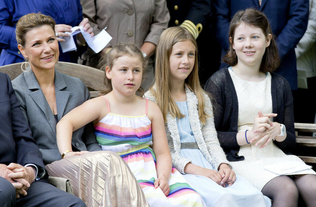 Med döttrarna Maud Angelica, 14, Leah Isadora, 12, och Emma Tallulah, 9, har hon ett vanligt familjeliv.