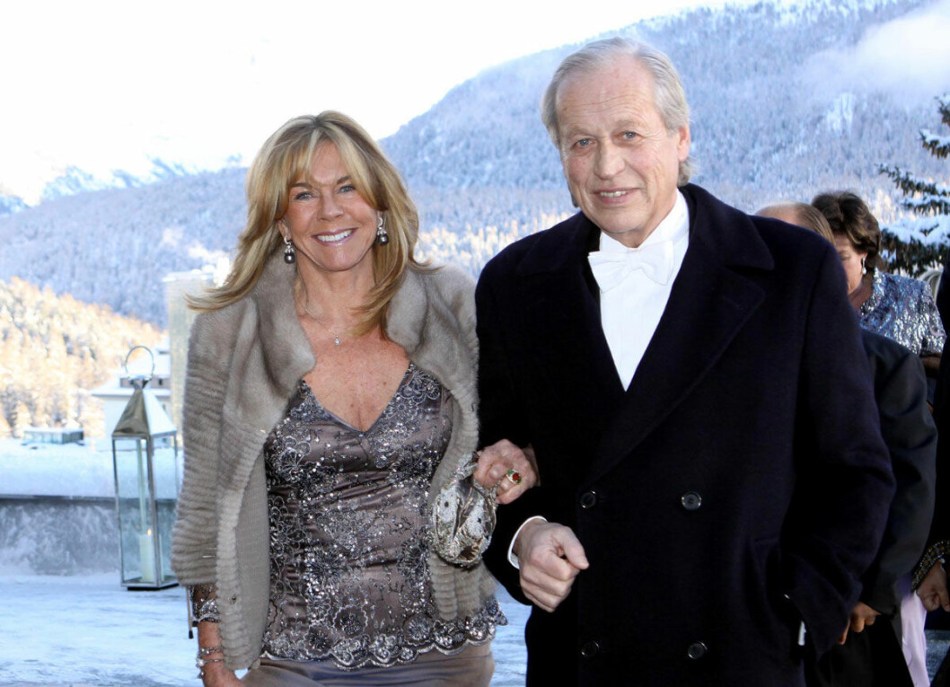 Brudens moster, inredaren Monica Fogstrand, med maken Allan som är bankman.