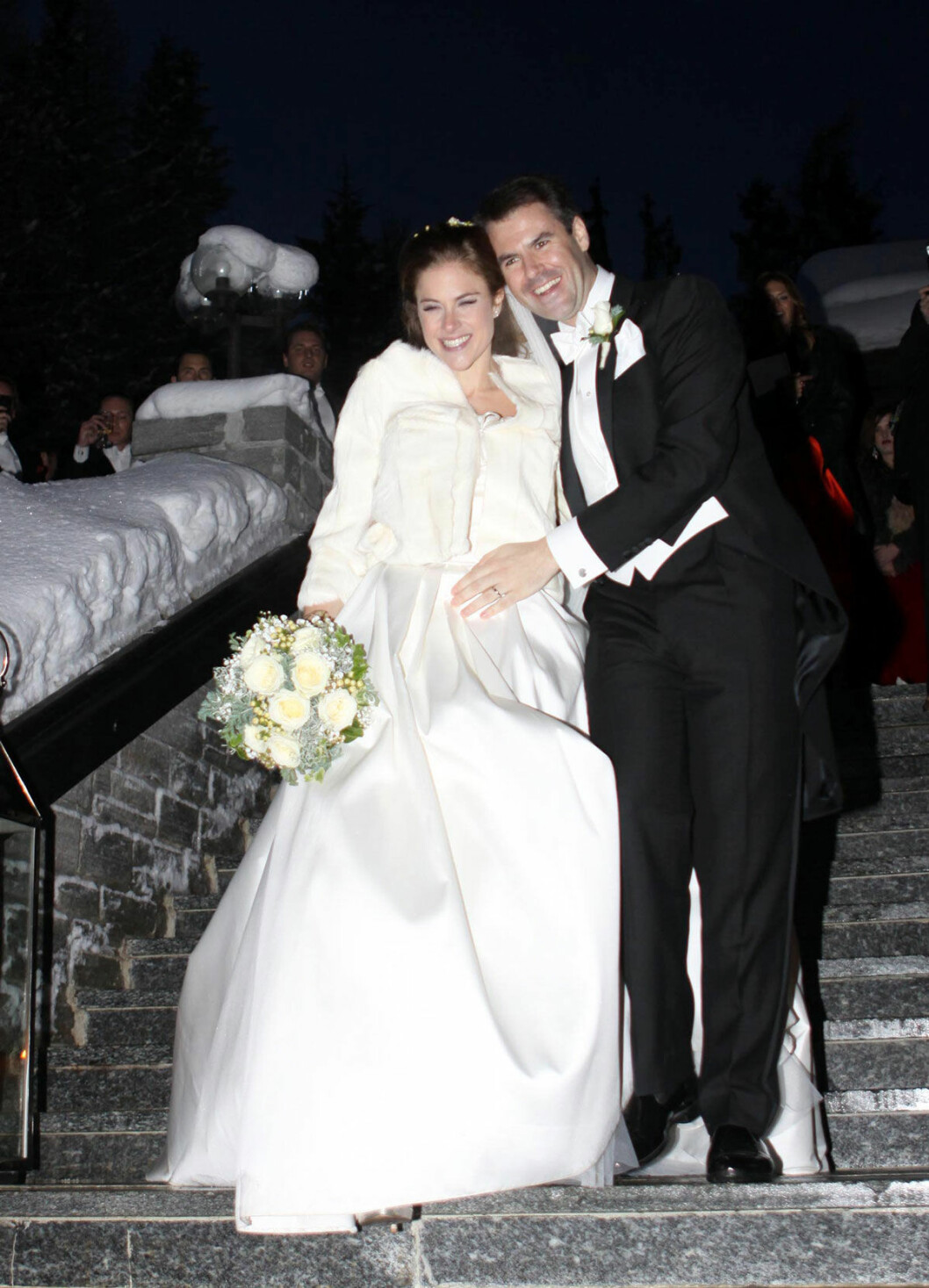 At last! And so happy and so newly wed!<br>Mr Graham and Mrs Caroline Cooke utanför St Mauritius-kyrkan. Grattis!