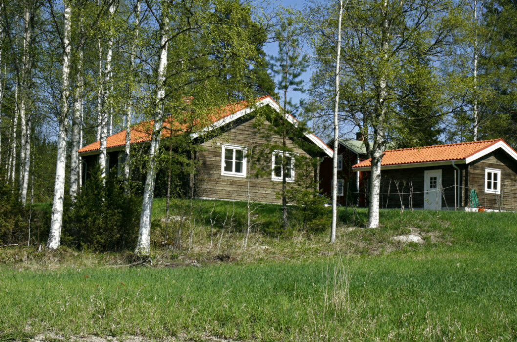 När Victoria och Daniel inte är med kungafamiljen så besöker de gärna Daniels föräldrar i sommarstugan i Acktjära. Där har Olle Westling byggt ett eget hus till kronprinsessparet och självfallet en stuga som huserar vakterna från Säpo.