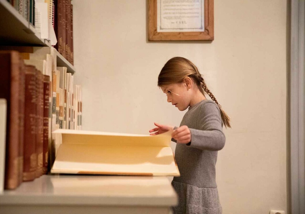 I Bernadottebiblioteket förvaras över hundratusen böcker som tillhört ätten Bernadottes kungar och drottningar. Prinsessan Estelle bläddrar försiktigt. Prinsessan Estelle bläddrar försiktigt i en bok i Bernadottebiblioteket.