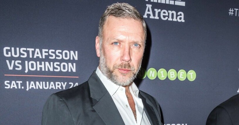 Mikael Persbrandt ropade efter Fredrik Skavlan genom brevinkastet.