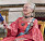 Drottning Margrethe hälsar sittande på en stol