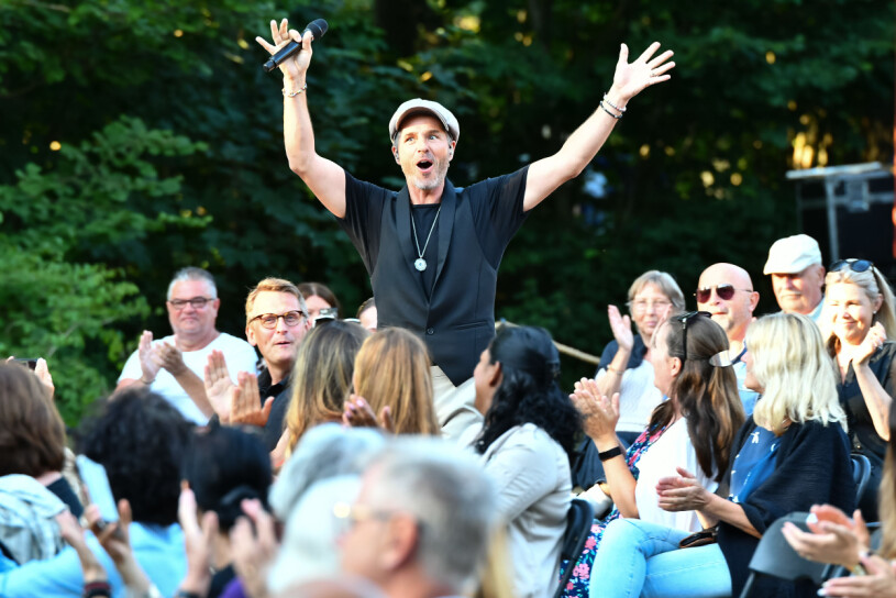 Peter Jöback underhåller publiken.