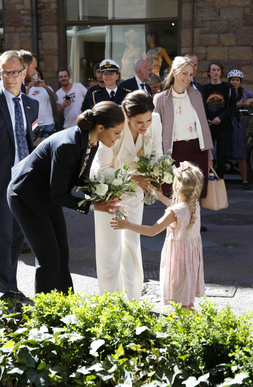Sørens lilla dotter Ella fick äran att överlämna blommor till kronprinsessorna Mary och Victoria.