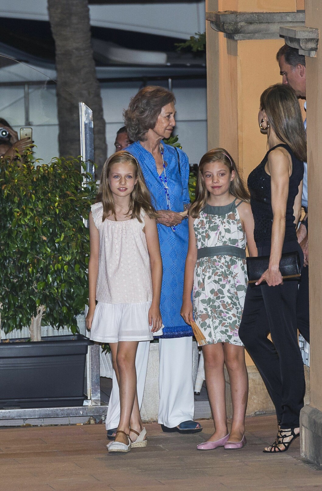 Här är prinsessorna Leonor och Sofia med mamma Letizia och farmor Sofía. King Juan Carlos, Queen Sofia, King Felipe, Queen Letizia, Princess Leonor, Princess Sofia, Princess Elena, Princess Victoria Federica and Prince Juan Froilan leave the Flanigan Maserati Restaurant after a family dinner in Portals Nous, Mallorca, Spain, July 31, 2016. Photo by Almagro/ABACAPRESS.COM (c) Abaca / IBL
