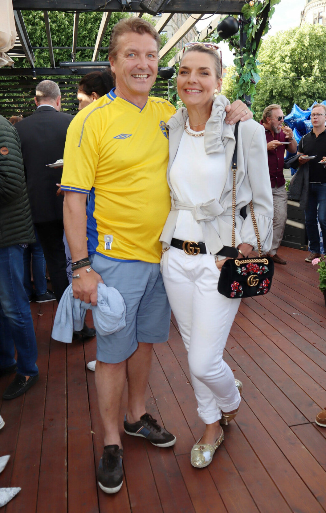 Sverige-peppad var fotbollsveteranen Glenn Schiller, här med hustrun Monika Ahlberg, kokboksförfattare.