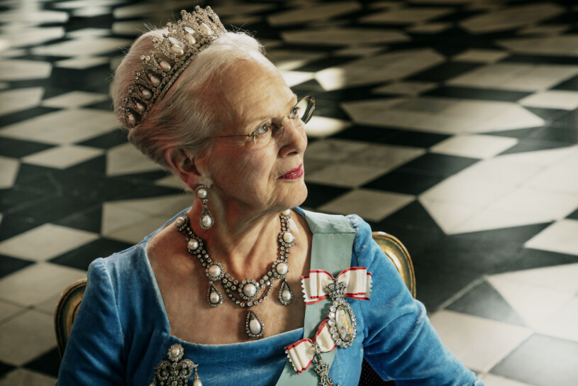 Margrethe bar broschen igen på de nya officiella porträtten.