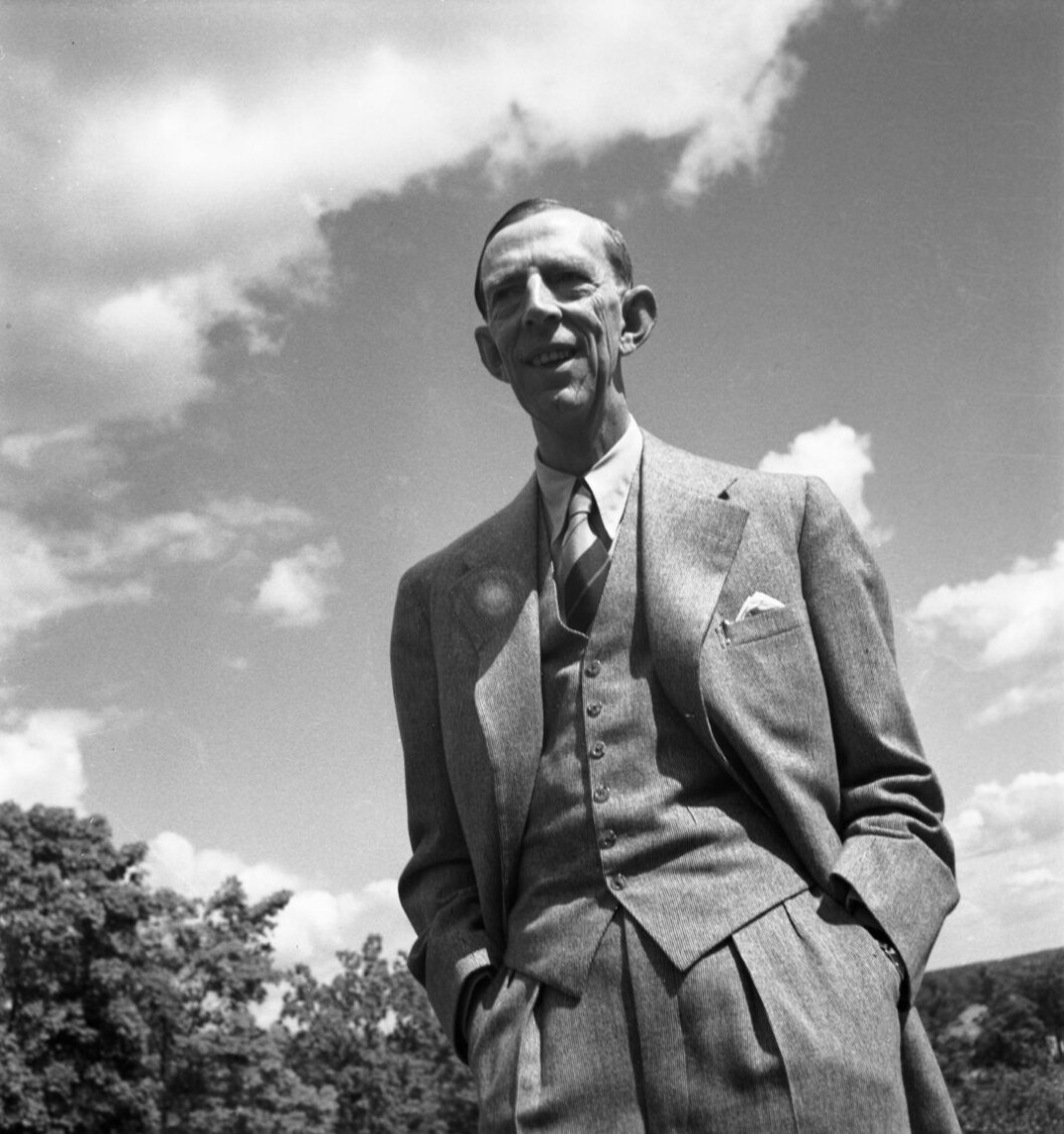 Prins Wilhelm klädd i kostym med väst. Prins Wilhelm klädd i kostym med väst.