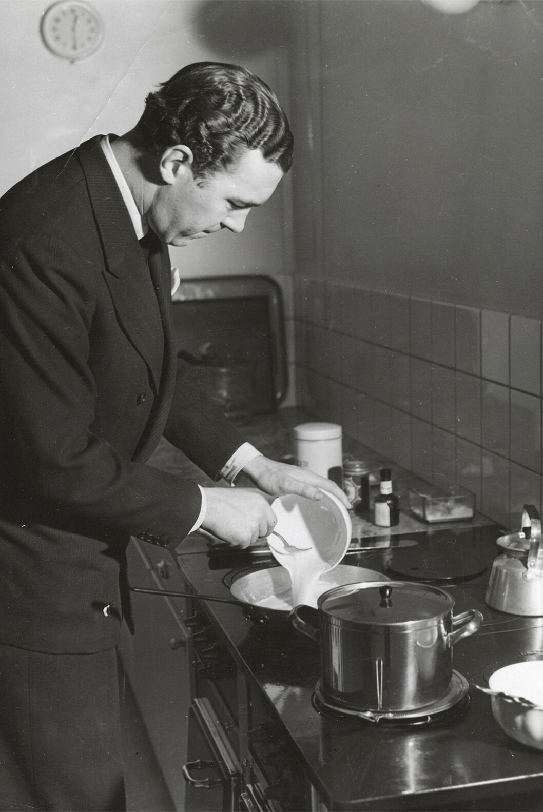 Han var en duktig kock och känd för sina crêpes prins Bertil fyllda med räkor, dill och hollandaisesås. Han var en duktig kock och känd för sina crêpes prins Bertil fyllda med räkor, dill och hollandaisesås.