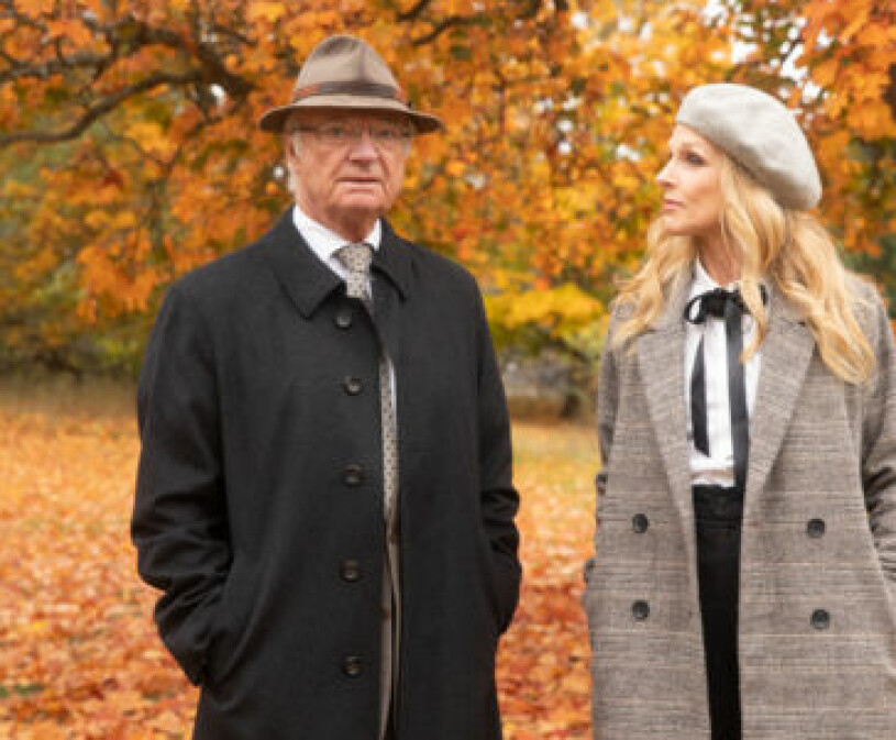 Kungen på Djurgårdspromenad med filmregissören och tv-producenten Karin af Klintberg. Kungen med Karin af Klintberg som gjort filmen Kungen om hans liv