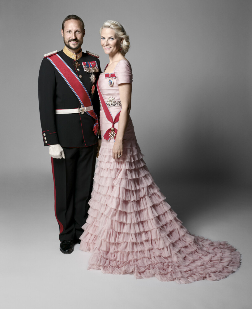 Även Haakon fick kämpa för att få sin Mette-Marit, men idag är hon en synnerligen populär och respekterad kronprinsessa.