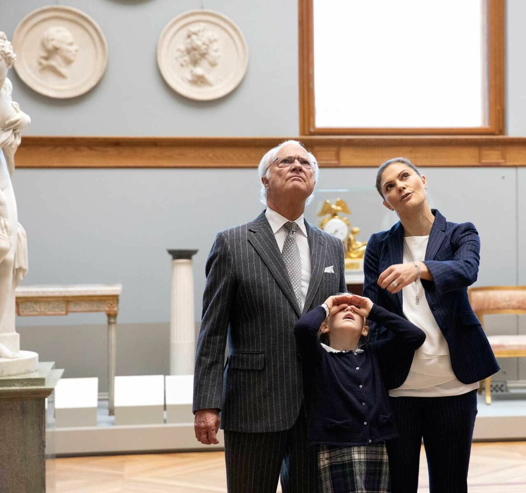 Kungen, kronprinsessan Victoria och prinsessan Estelle på Nationalmuseum i Stockholm.