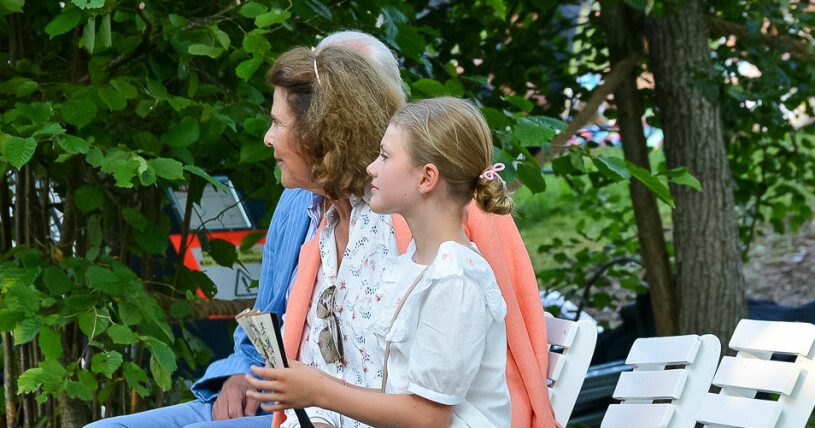 Estelle i samma håruppsättning som sin mamma – den klassiska knuten!