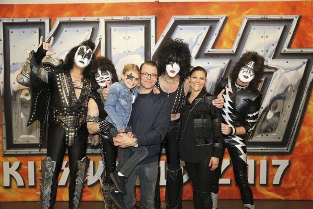 Victoria, Daniel och Estelle (!) tillsammans med hårdrocksikonerna Kiss efter konserten i Stockholm i maj förra året.