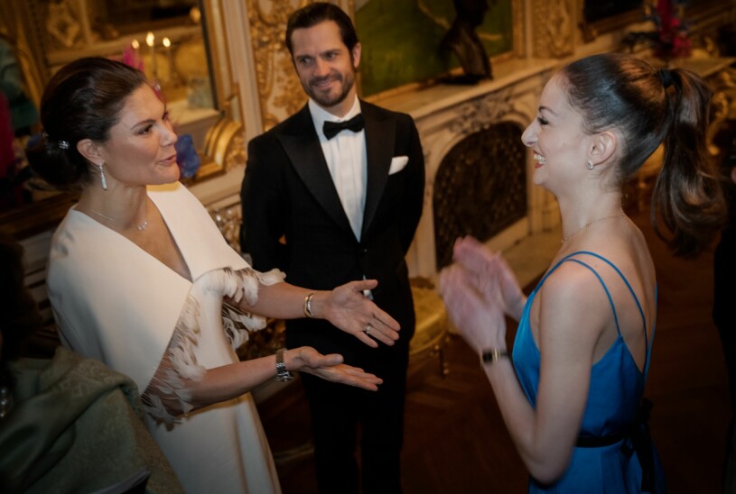 Ett kärt återseende: Victoria med ballerinan Luiza Lópes som trollband Estelle och Oscar när de såg Askungen. Kronprinsessan Victoria och prins Carl Philip med ballerinan Luiza Lópes
