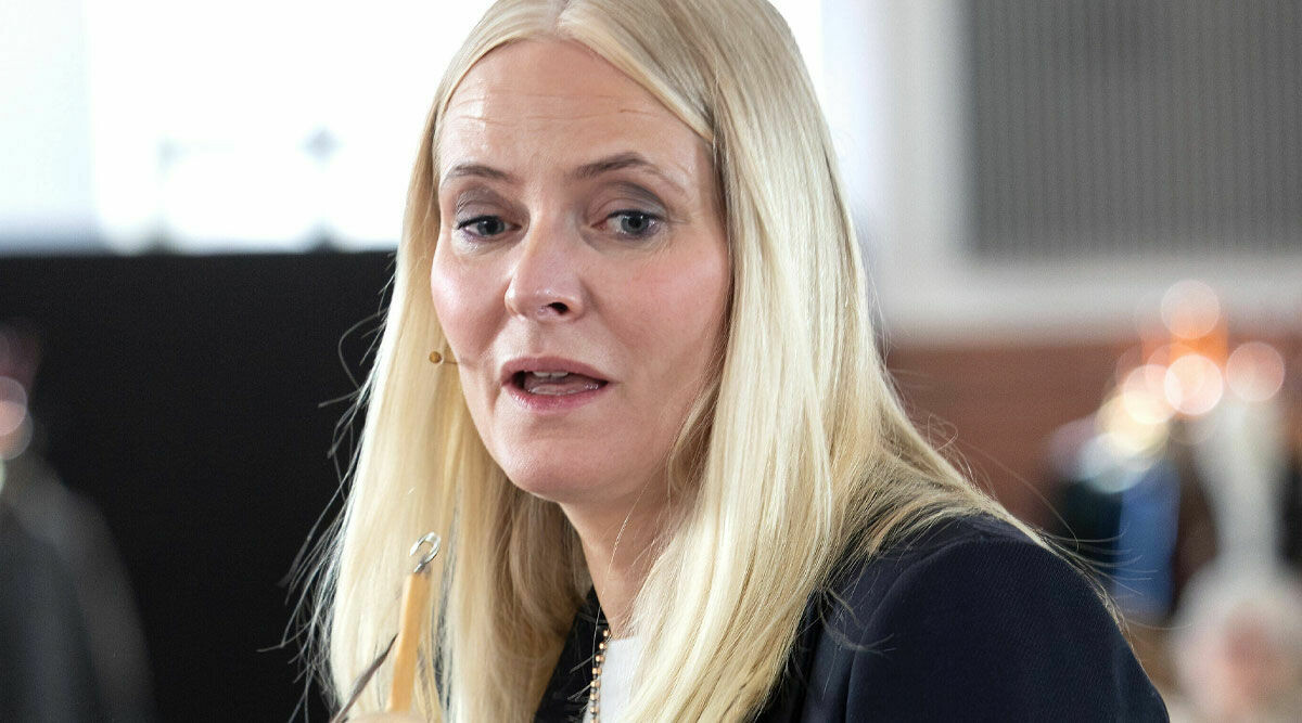 Mette-Marit blixtinkallad av hovet – bröt mot mångåriga traditionen