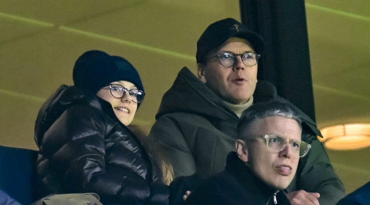 Se bilderna! Prins Daniel och prinsessan Estelle på fotbollsmatch