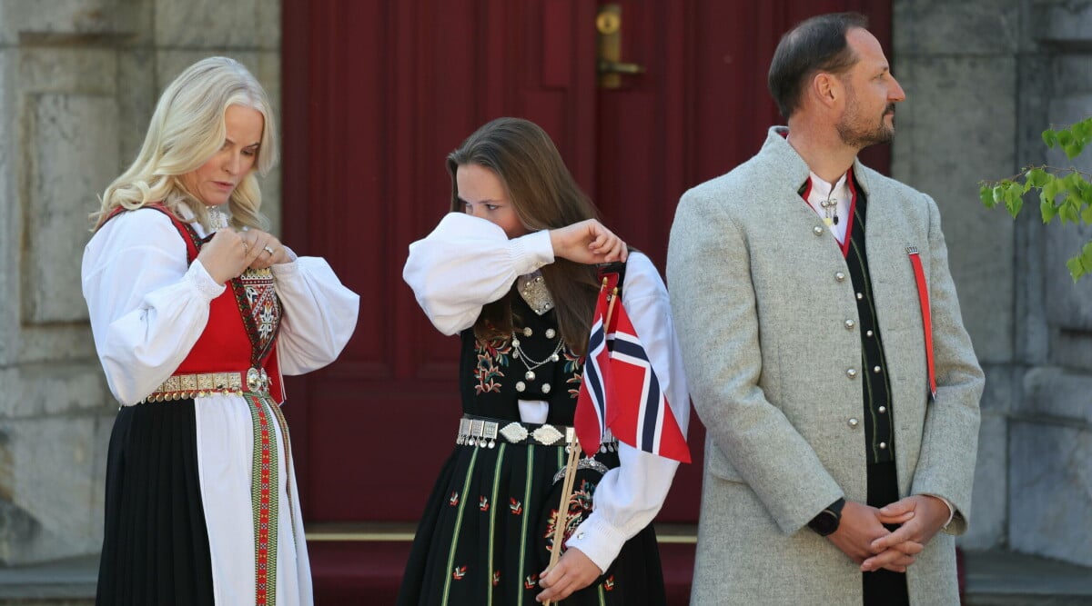 Okänd familjemedlem dyker upp slottsbalkongen