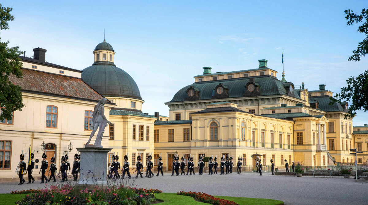 Allvarlig bilolycka vid Drottningholm – mc-förare svårt skadad