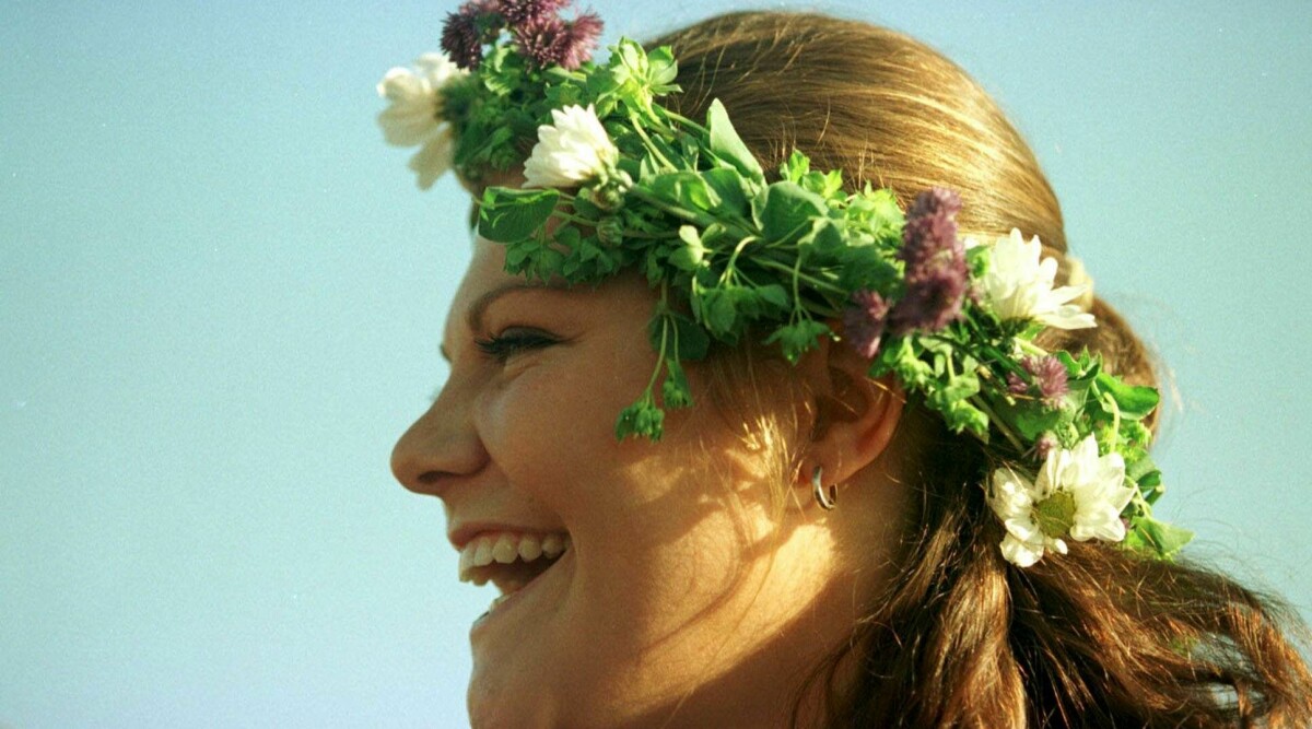 Nostalgiska bilderna visar Victoria på midsommar – kronprinsessan strålar!