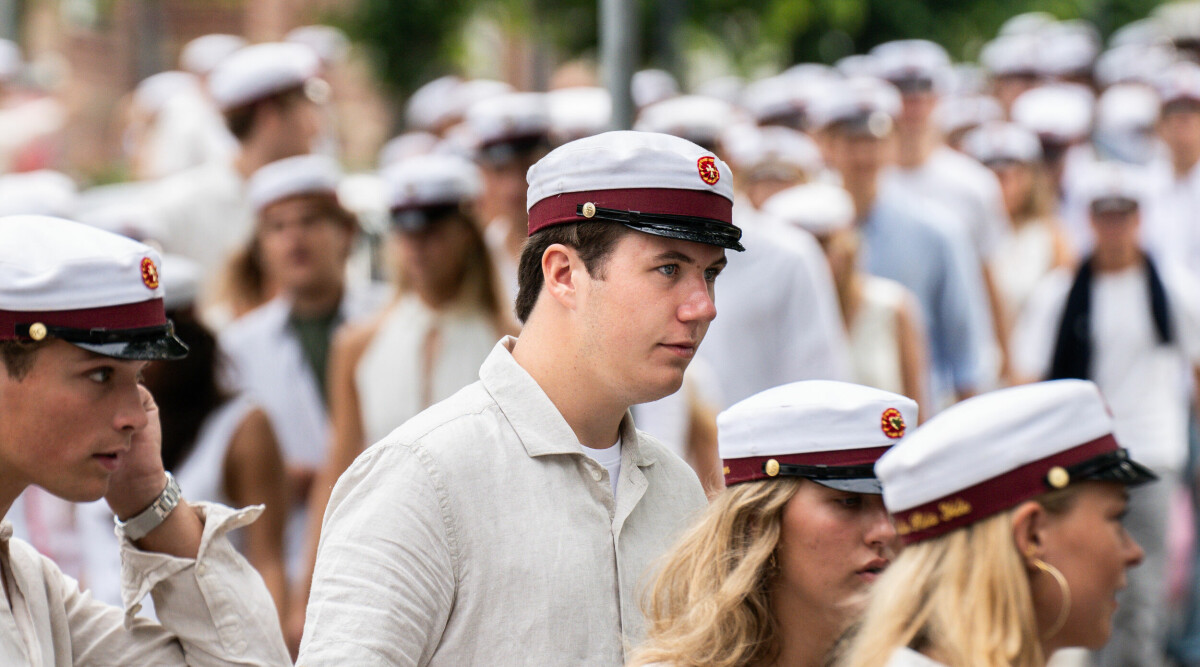 Obehagliga ögonblicket under kronprinsens studentfirande – Christian märkbart påverkad