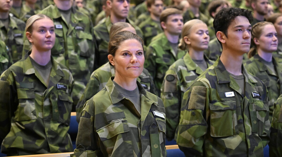 Skandal kring Victorias militärtjänst – har slutat i protest