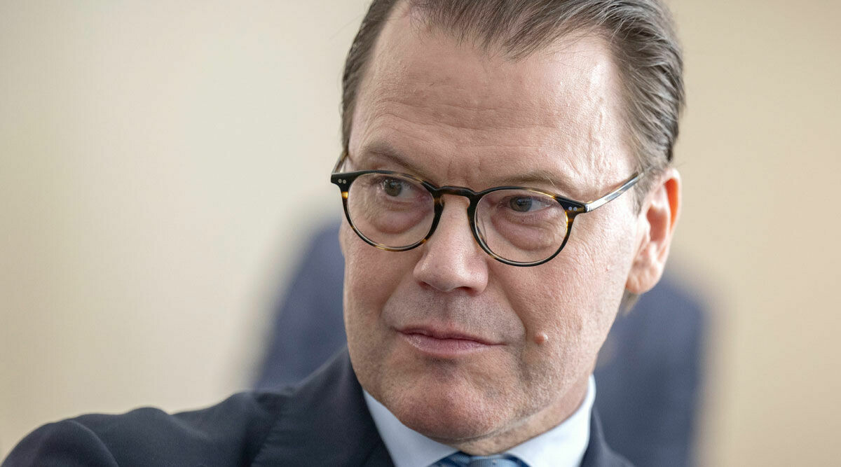 Här gör Daniel det oväntade – tar sig in på tidningens redaktion!