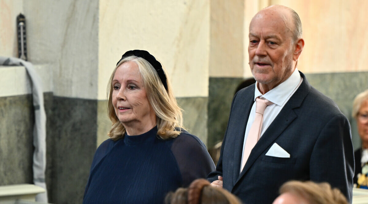 Så smugglades Erik och Marie Hellqvist in i kyrkan – inför barnbarnet Ines dop