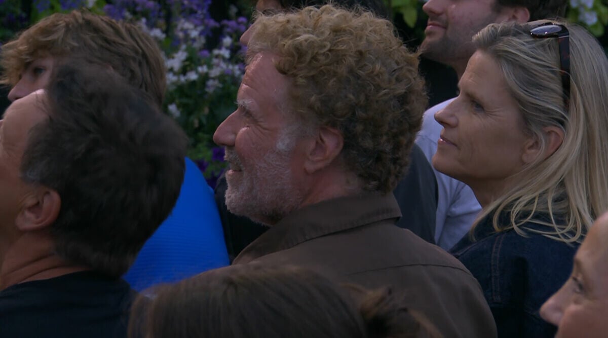 Här dyker skådespelaren Will Ferrell upp i Allsångspubliken